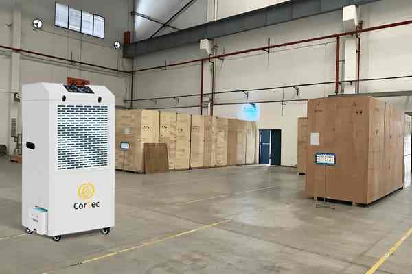 ¿Qué nivel de humedad debe mantenerse en los espacios industriales en verano?