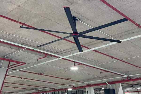 5 increíbles beneficios de instalar ventiladores HVLS en un almacén