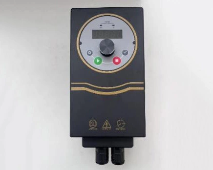Variador de frecuencia IP54 con función de arranque/parada, mando de velocidad e indicador.