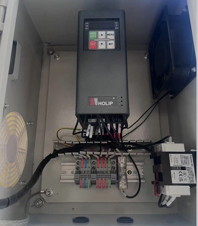 Caja de control para ventiladores industriales con inversor Danfoss y componentes Schneider.